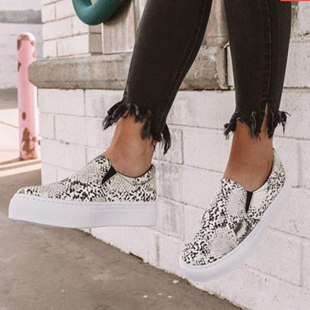 ✨ONE HOUR SALE✨Chic grey Snakeskin sneakers - Picture 2 of 7